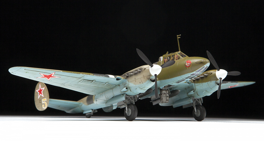 Модель сборная - Советский бомбардировщик - Пе-2  