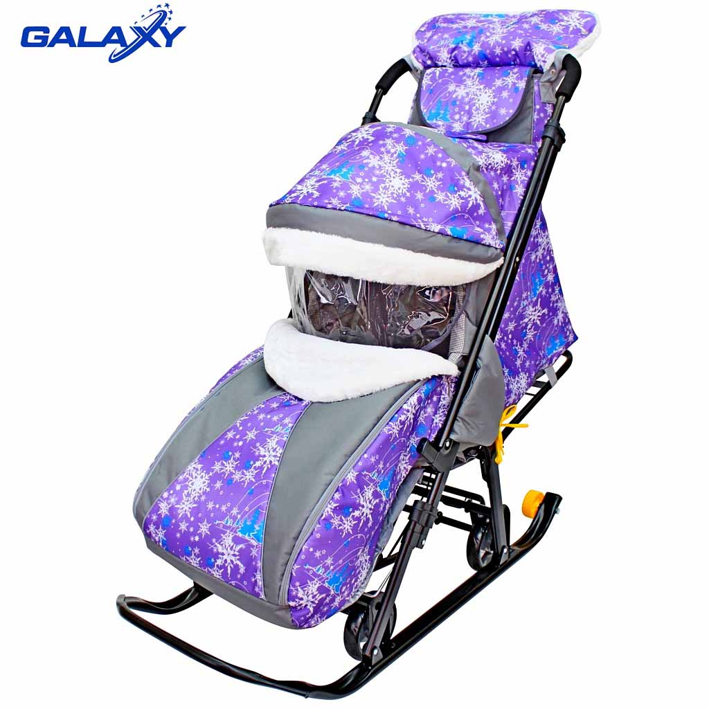 Санки-коляска на больших мягких колесах с сумкой и муфтой - Snow Galaxy Luxe, елки на фиолетовом  