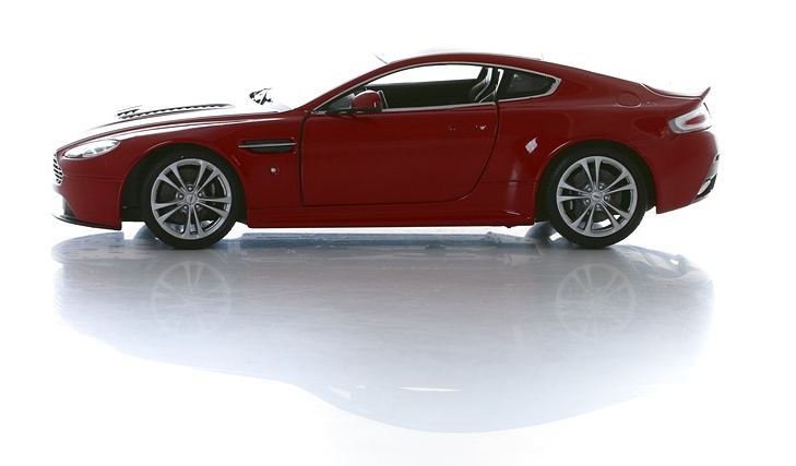 Машинка Aston Martin V12 Vantage, масштаб 1:24  