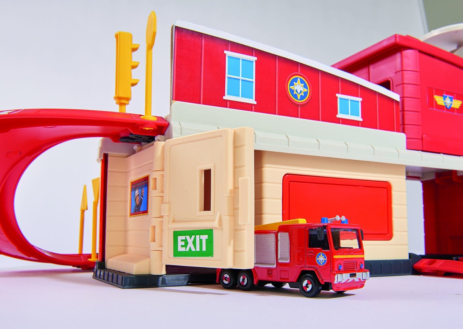 Пожарный гараж с аксессуарами и вертолет из серии «Пожарный Сэм»  