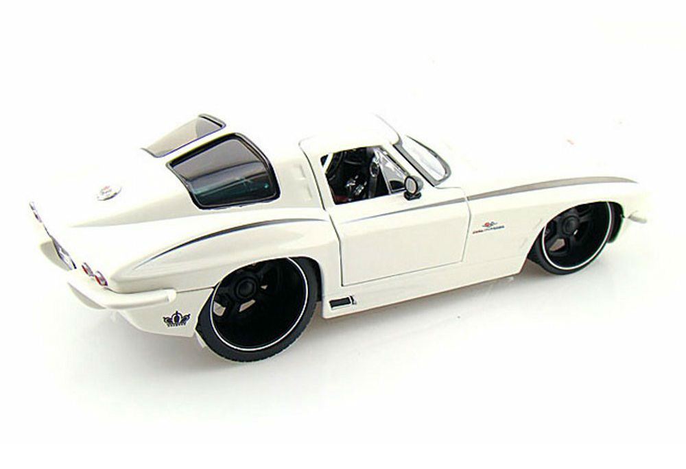 Модель автомобиля 1963 Corvette Stingray Centennial 1:18  