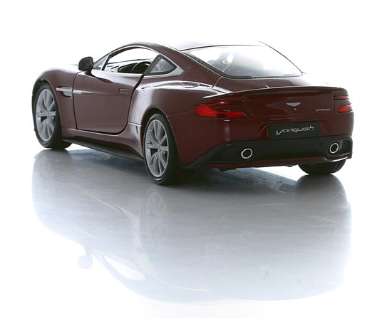 Модель машины Aston Martin Vanquish, 1:24  