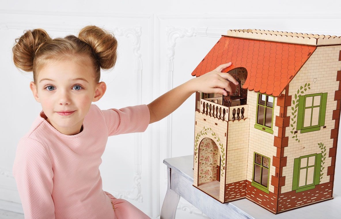 Кукольный дом с черепичной крышей  