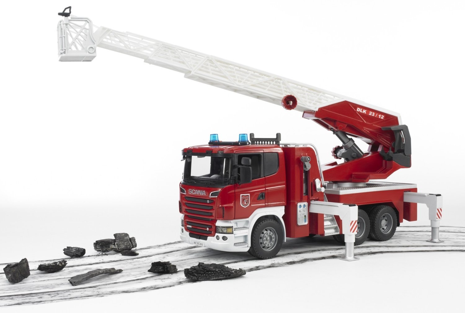 Пожарная машина Scania Bruder с выдвижной лестницей и помпой, со звуковыми и световыми эффектами  