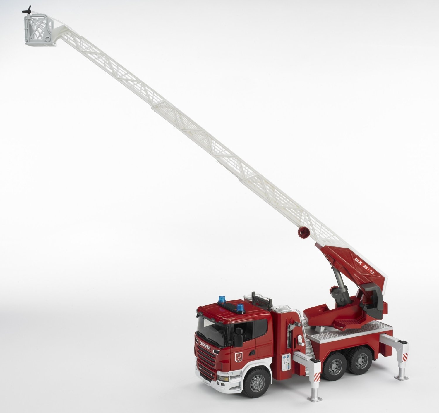 Пожарная машина Scania Bruder с выдвижной лестницей и помпой, со звуковыми и световыми эффектами  