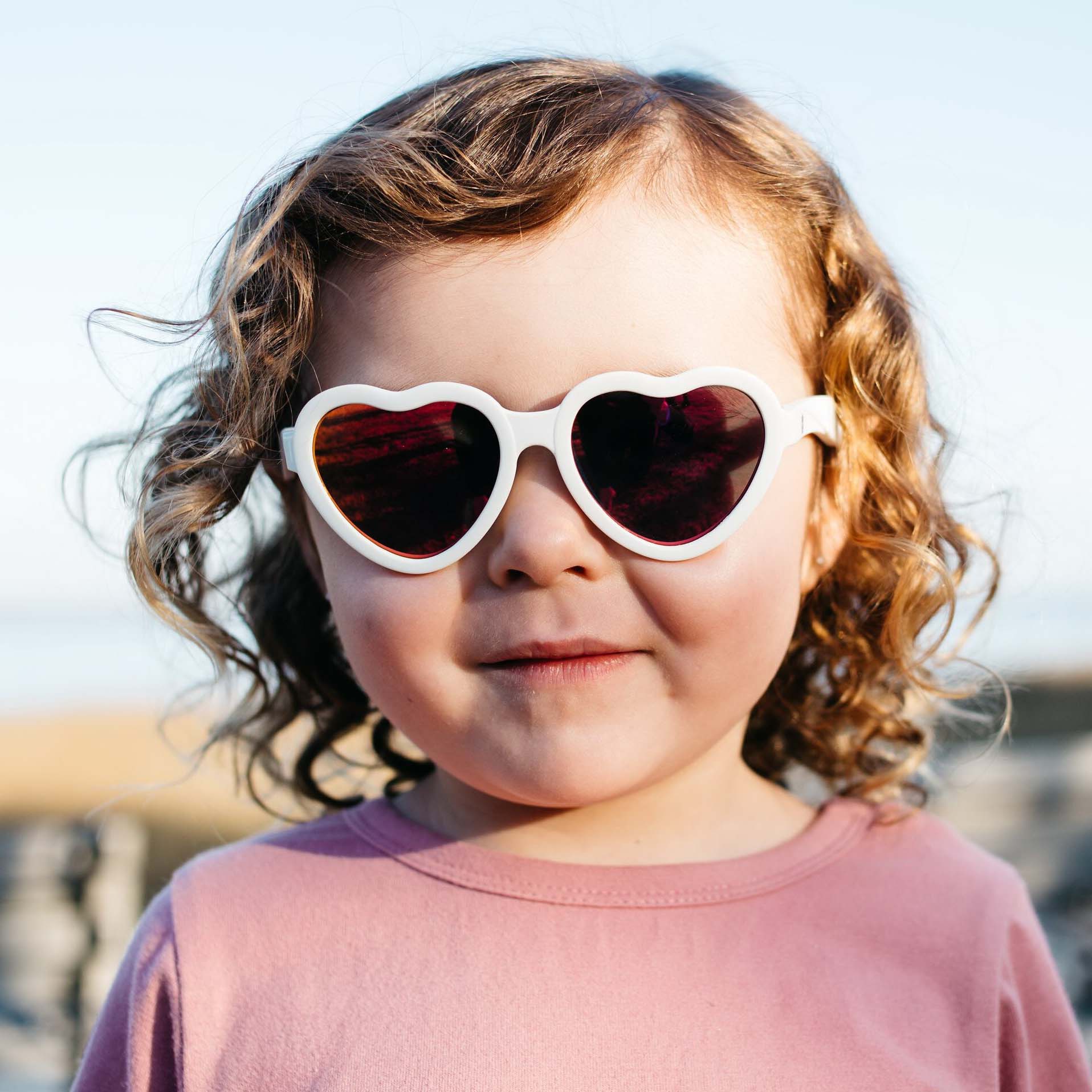 Солнцезащитные очки - Babiators Hearts. Влюбляшки/Sweethearts Junior, белые/розовые зеркальные,  