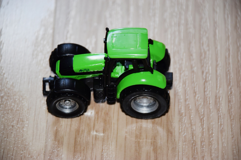Игрушечная модель - Трактор с прицепом для удобрений  