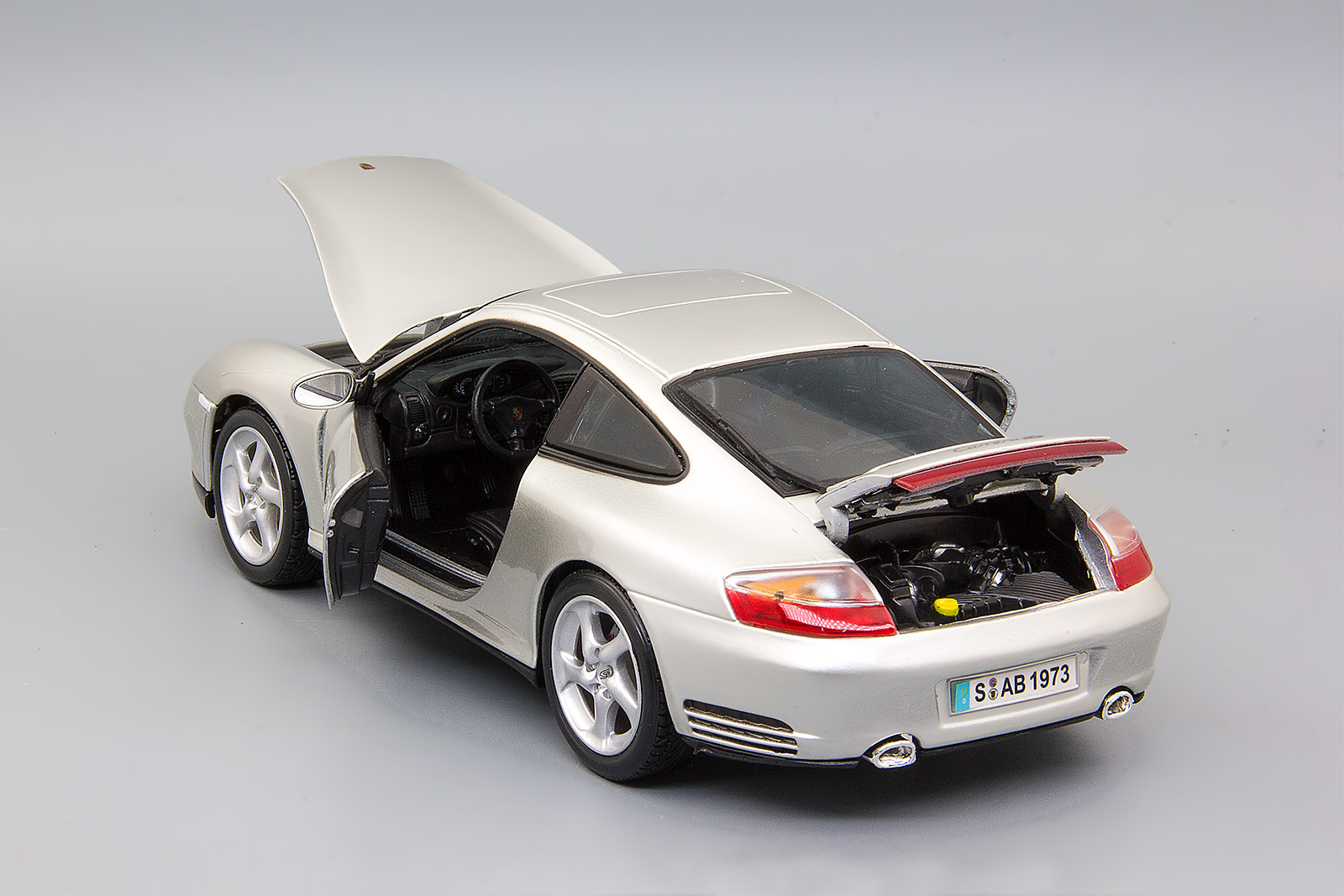 Модель машины - Porsche 911 Carrera 4S, 1:18   