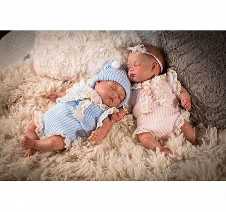 Новорождённые пупсы-близнецы Arias ReBorns Gemelos 30 см., виниловые в одежде, похожи на настоящих новорождённых детей 